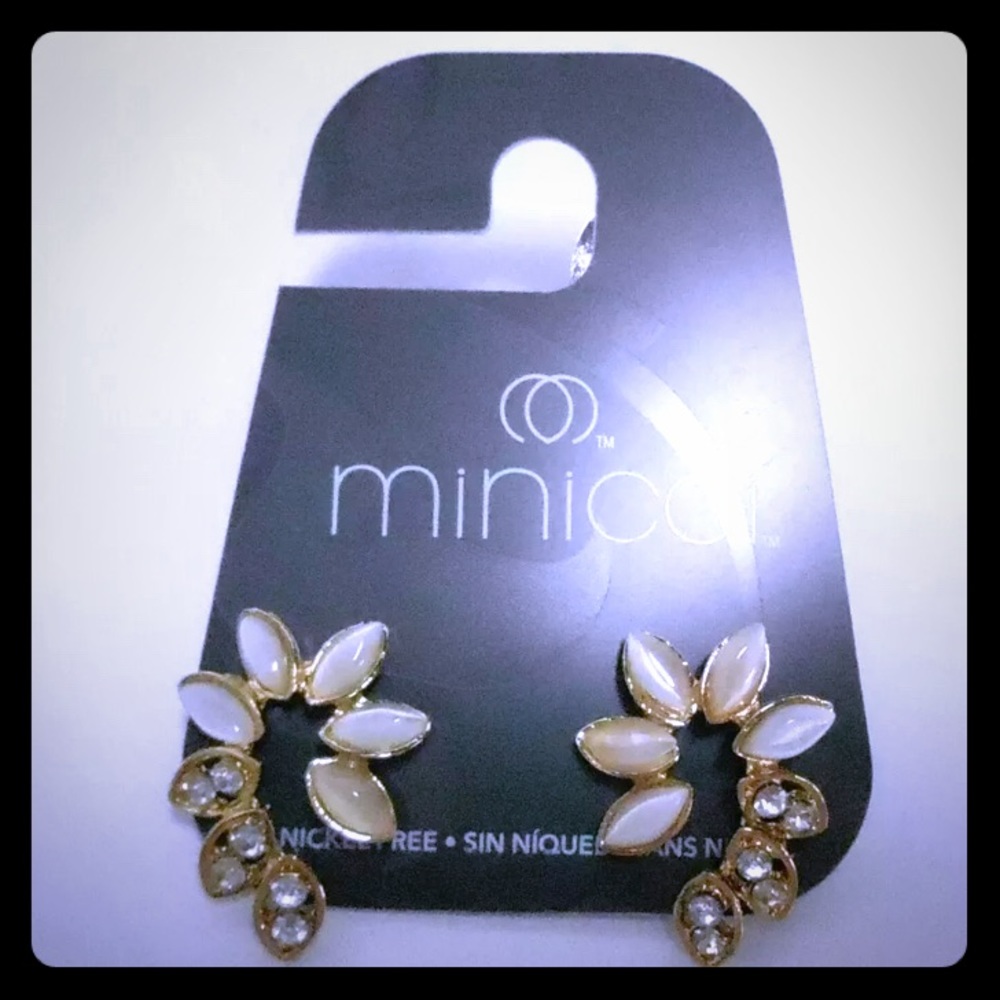 🦉A PAIR OF MINICCI CATSEYE & CRYSTAL EARRINGS NWT